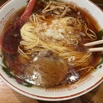 中華そば専門店 八王子らーめん よしだ - とてもあっつアツ！(#´ᗜ`#)  ワタクシ好みでございます！タマネギはご当地ラーメンの代名詞。