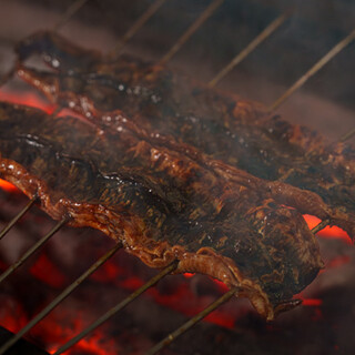 국산 비장탄으로 바삭하고 부드러운 식감으로 구워냅니다