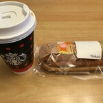 スターバックス コーヒー - この日は此方で一休みしようと思ったんですが、旅行者が多くアウエー状態だったんでカフェオレとホットドックをお持ち帰りしました。