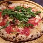 新町壱丁目 - 焼きハムとルッコラのピザ