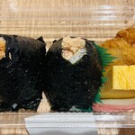 にぎりたて - 料理写真:おにぎり・おかずセット（炙りたらこ・さけ