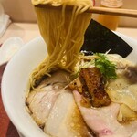 麦と麺助 - 特製キジ醤油そば（麺リフト）