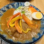 CLOVE - タマネギ丸ごとスパイシーカレー、パプリカのトッピング
