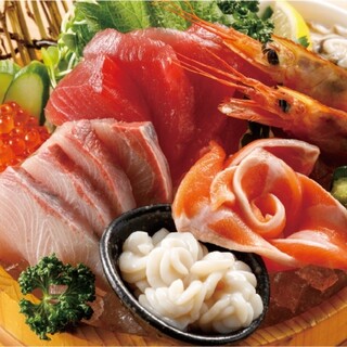 見た目も華やかな築地海鮮盛り合わせに日本酒は相性抜群！