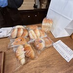 友永パン屋 - すぐ食べるのは紙の袋に入れてくれた
