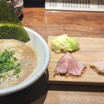 NATURAL TASTE - 岩中豚と博多地鶏の極楽吸収豚骨　1,450円(税込)