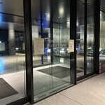 Captain Kangaroo - アルセアタワーの入口に着きますが、これに入ってしまうと迷子になります笑。正解は素通り直進して右手のエスカレーターを降りると外から回れます。