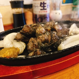 迫力満点の名物「ももの黒焼きファイヤー」は必見！