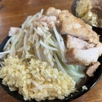 ラーメン二郎 - ニンニクマシマシが凄いことに。アブラは逆に少な目でした。