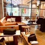 ネイバーフッド アンド コーヒー - ふかふかのソファー