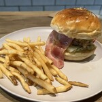 OLU BURGER KYOTO IBARAKI - ベーコンチーズバーガーとフレンチフライ
