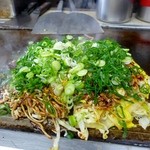 お好み焼き よりみち - そば入りお好み焼き、油かす、卵、たくわん、ねぎ入り超豪華版