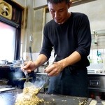 お好み焼き よりみち - おにいさん、そばめし作成中