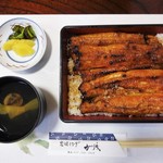炭焼うなぎ 加茂 - 私が頂いた「うな重・特上・肝吸・漬物」4,000円（税込）は、鰻1.5匹を使用しています。