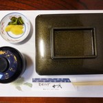 炭焼うなぎ 加茂 - 「うな重・特上・肝吸・漬物」は、こんな風に運ばれてきます。