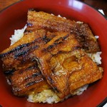 炭焼うなぎ 加茂 - 家内が頂いた「うな丼・上・肝吸・漬物」3,000円（税込）は、鰻1匹を使用しています。