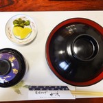 炭焼うなぎ 加茂 - 「うな丼・上・肝吸・漬物」は、こんな風に運ばれてきます。