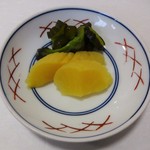 炭焼うなぎ 加茂 - 「うな重」「うな丼」に付いてくる お漬物 です。