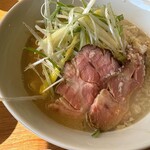 ラーメン イッケン - とろとろの豚チャーシューに胡椒をまとったネギが乗ってます！