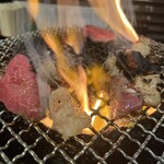 炭火焼肉ホルモン うらら - 赤身ロース、ホルモンを焼く