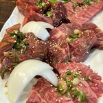 炭火焼肉 にく式 すすきの店 - 上カルビ、和牛ハラミ、和牛カイノミ