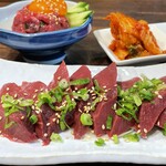 炭火焼肉 にく式 - ハツ刺し、塩ユッケ、キムチ