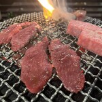 炭火焼肉ホルモン うらら - タンと厚切り赤身肉を焼く