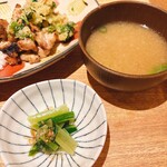 農絆卓恵 炭焼き料理とお酒 - 一汁なめこ入り。