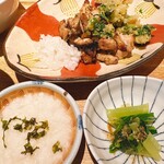 農絆卓恵 炭焼き料理とお酒 - 隙間なく料理が並ぶ。