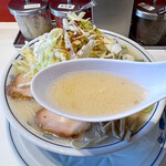 らあめん英 - 想像したよりアッサリ目のスープ
