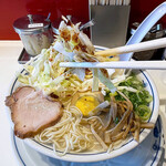 らあめん英 - マー油の掛かったキャベツ