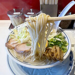 らあめん英 - 麺は自家製麺の全粒粉入りの細麺