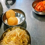 韓豚屋 - ナムル＆キムチとチーズボール