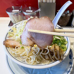 らあめん英 - 周囲を綺麗に焼き上げてある、煮豚系チャーシュー