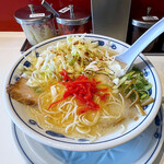 らあめん英 - とんこつラーメンに紅生姜は鉄板の組み合わせです