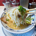 らあめん英 - サッパリ系のとんこつスープにネギがとても良く合います