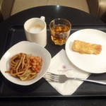Plaza Premium Lounge - カプチーノ、アップルJ、焼きそば、ビーンズ、パイ