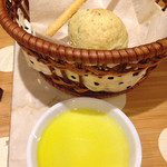 イタリア料理 グランカッロ - 胡麻のグリッシーニ、バジルのパン
