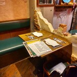 トラットリア ラ・カンパァーナ - 中ほどの２人掛けテーブル席