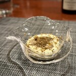 中華寝台 - スペシャリテのひとつ。
      あまり得意じゃないピータンですが、こちらは何とも上品。
      豆乳ムース、和栗ソース、そして今回は秋トリュフまで。
      進化が隠せない素晴らしいピータン豆腐♪