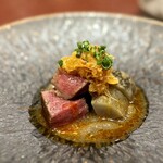 327661317 - 個人的に、和牛に感動するのは、結構珍しい(^^)
                        まるで低温調理したような柔らかさで、ヒレの繊細さもきれいに残ってる。
                        堀川牛蒡のソースが意外にも良く合うし、中華らしさも表現されていました。