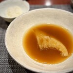 中華寝台 - 一人前として十分なボリューム♪
      濃厚な白湯で仕上げながら、ちゃんとフカヒレの味がする。素晴らしい！