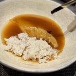 中華寝台 - 白湯がしっかりなので、私はひと口ご飯がマストアイテムです。味変用の黒酢も含めて、これが絶品なんです♪