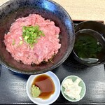 ○屋 - ・極上長崎本まぐろトロすき身丼 ￥1.500   11月初旬。なんてパワフルな景色でしょう。迷うくらいにメニュー豊富なところも魅力的。両日、共にテイクアウトか配達の注文も、たくさんあった模様。