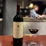 中華寝台 - サンテミリオン・ド・クインタス。
      どっしりメルロー。粘度質で作られるメルローなので、山形牛の付け合わせの牛蒡などはイメージしやすいですね。
      好みとは違いますが、意図は伝わるペアリングです。