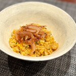 中華寝台 - 炒飯は、秋の旬を迎えた桜海老。前菜の車海老も出汁に使ってるとのことで、優しい風味と旨みになってます。
      これまた、さすがの炒飯(^^)
