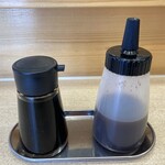 ○屋 - 卓上。　撮影／11月初旬。　海鮮丼と揚げ物のセットも多く注文が入ってます。12月下旬には天使の海老のエビフライだった〜ステキ。