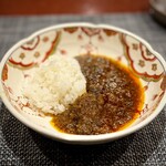 中華寝台 - 【追加】
      ビーフカレー♪
      元々のチキンカレーも素晴らしかったですが、価格改定以後は、和牛などのちょっといい食材も使えるようになってのメニューです。
      野菜などのベースは変わらず、山形牛の深みが美味しい。