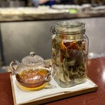 中華寝台 - 端材で作った野菜茶。夏場に作ったとのことで、トマトの皮や玉蜀黍のヒゲなど。
      しみじみと美味しい…
