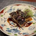 中華寝台 - 写真を撮り忘れたけど、蕪の薬膳スープも、芹が効いていて素晴らしかった♪
      こちらは、パリッパリの鰻。ふわっとした身の食感も残す火入れが見事。